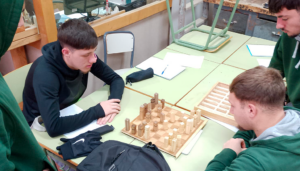 Ir a AJEDREZ UNO, MÓVILES CERO